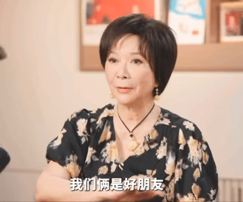 于谦蔡明 这消息是谁传出去的 看于谦蔡明聊天笑到停不下来！蔡明说友谊藏得深，于谦