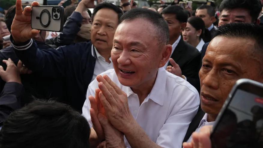 【泰国前总理他信因滥用职权罪服刑8个月后获释】5月11日，泰国前总理他信从曼谷监