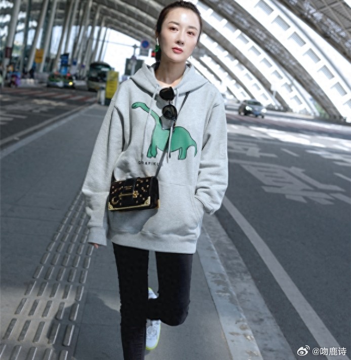 李依晓现身成都机场，穿高级灰卫衣配牛仔裤，瞬间年轻好几岁！ ​​​