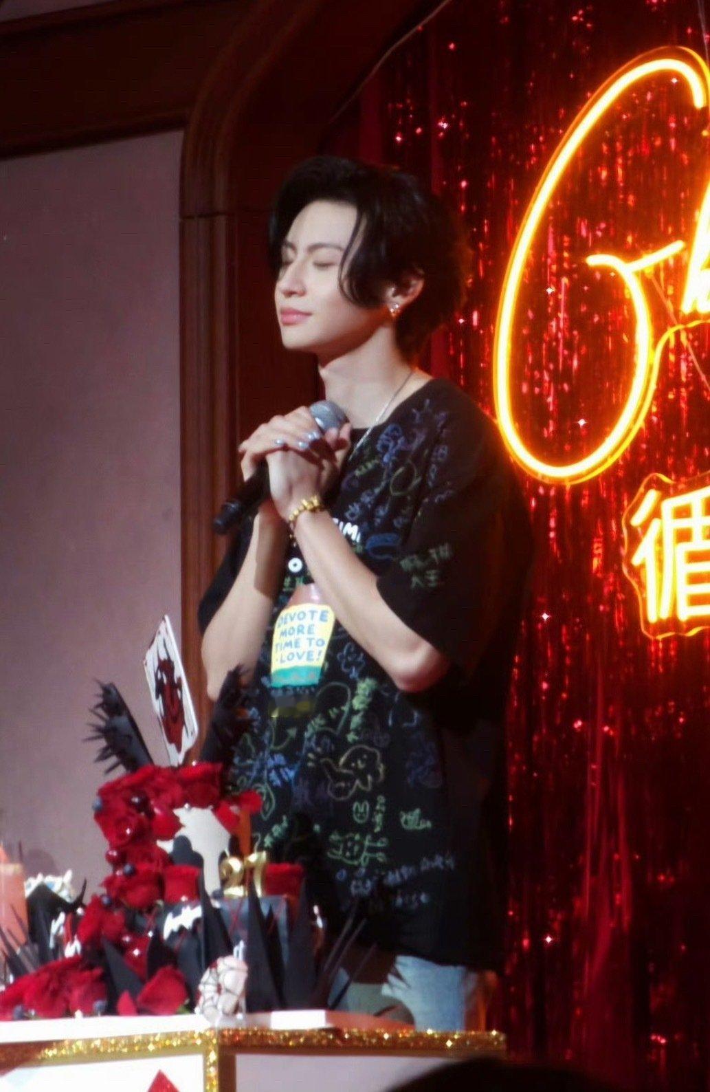 小鬼哭了小鬼看完粉丝VCR瞬间破防落泪，一句真诚独白戳中无数人心底，深知被爱意包