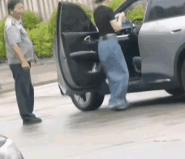 女子轻轻踢了男子一脚，男子却狠狠给了女子一巴掌，这一巴掌呼过去，女子捂住了耳朵，