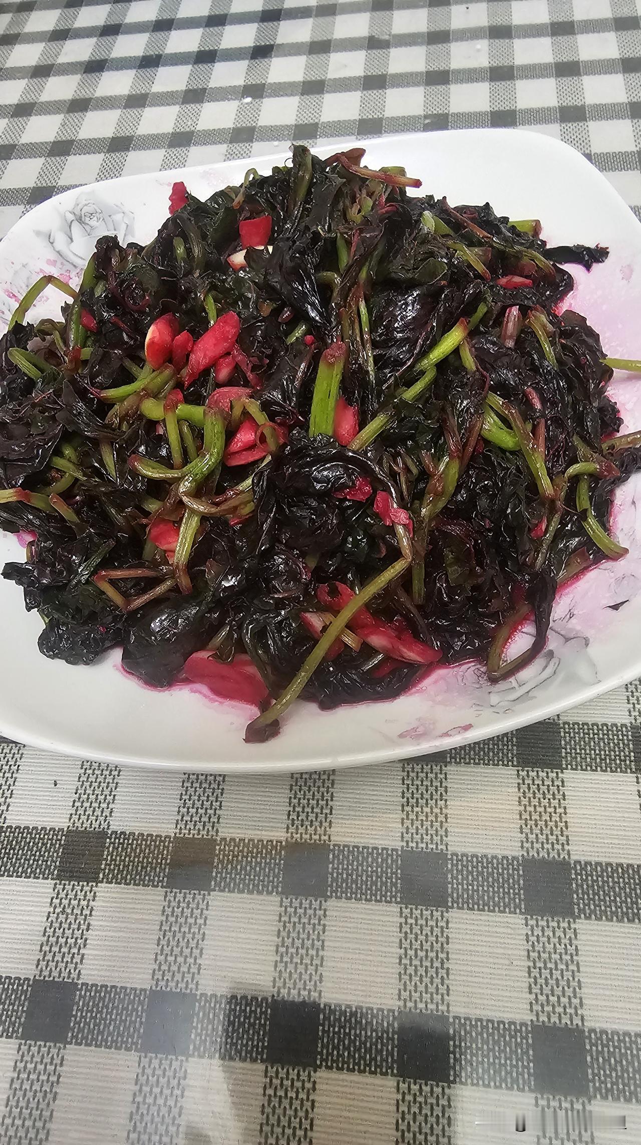 老公的认知存在问题，经常穿错衣服。
他还有个习惯，从不睡懒觉，每天都早早地就起床