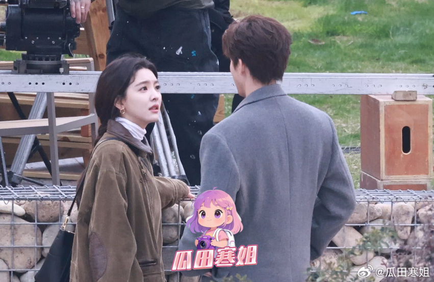 王安宇把章若楠抱上墙头 王安宇章若楠对戏太养眼了！两人在墙边拍戏，王安宇轻轻松松