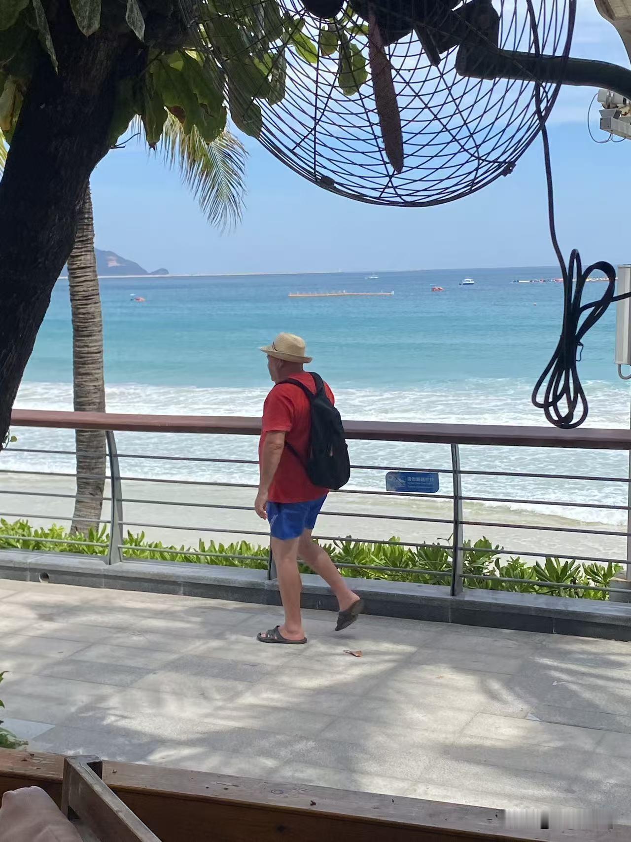 俄罗斯人扎堆中国游行，并非是他们有多么的热爱中国！
女儿高考之后，和同学选择到海