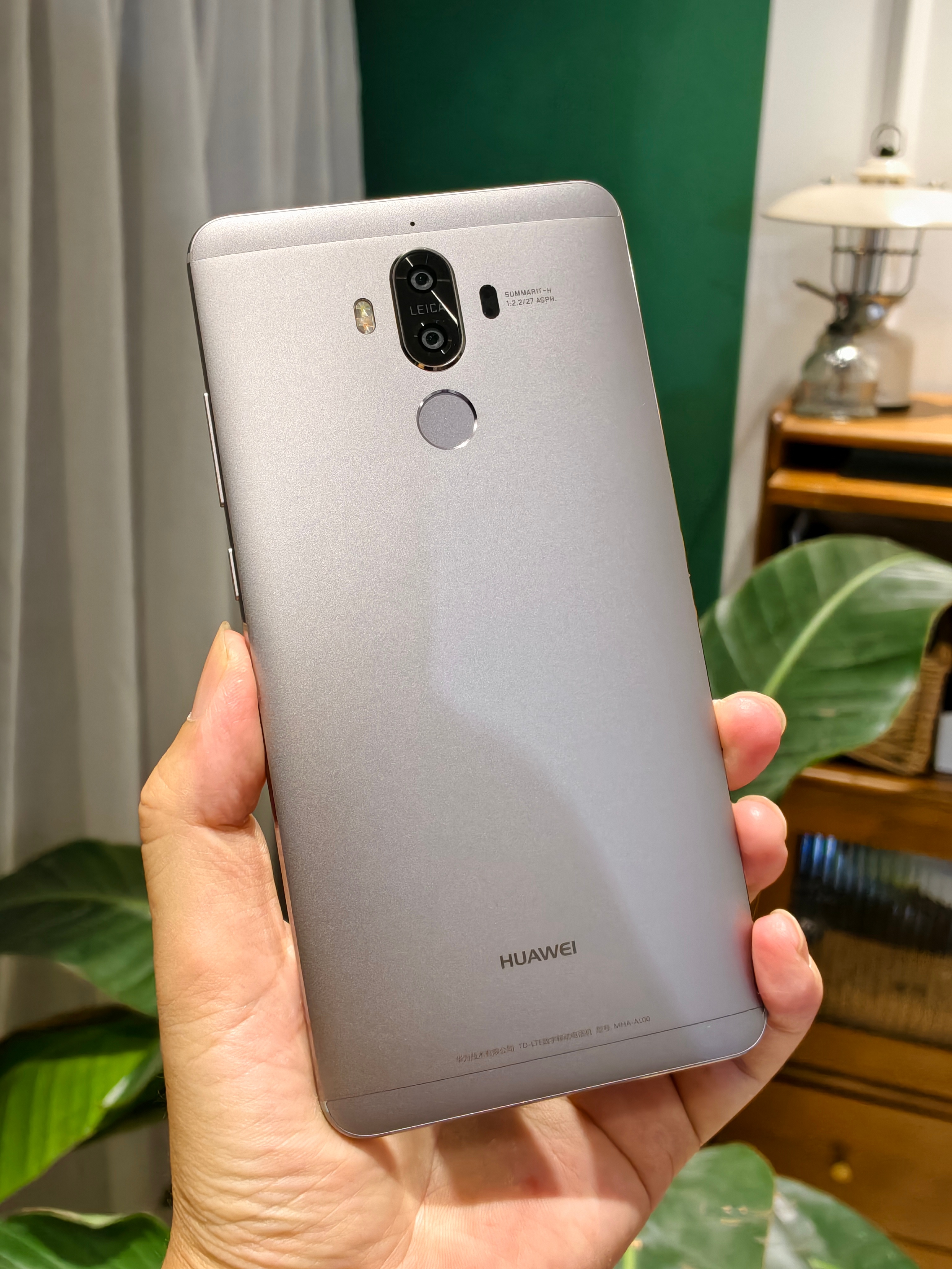 我居然翻出一台华为Mate 9，全金属质感真顶啊 ​​​