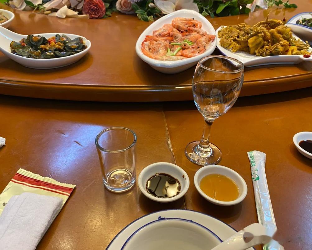建议男人：喝酒应酬，一定要牢记这6条“酒桌潜规则”，早知道早受益！
 
1、地位