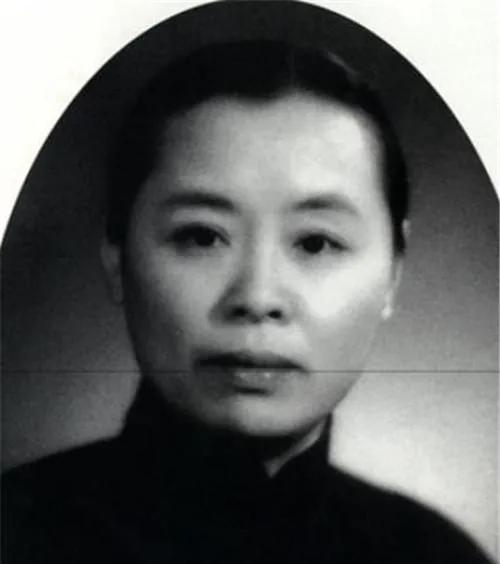 1937年，抗战爆发后，张幼仪利用自己的家族背景和人脉，大量囤积军用棉、黄金等等