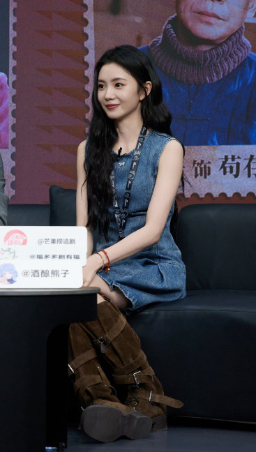刘浩存扫楼脸上胶原溢出来了 扫楼状态封神！满满的胶原感，清透淡妆尽显原生美，眉眼