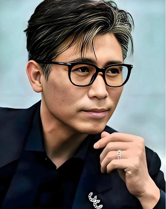 51岁，5个孩子，一对双胞胎，还有一个是妻子带来的。李乃文的担子，比我们想的重太