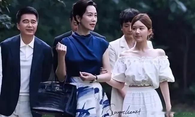许我耀眼 和温峥嵘站一起赵露思看起来有点弱，她饰演婆婆，糊图都能看出来气场，后面