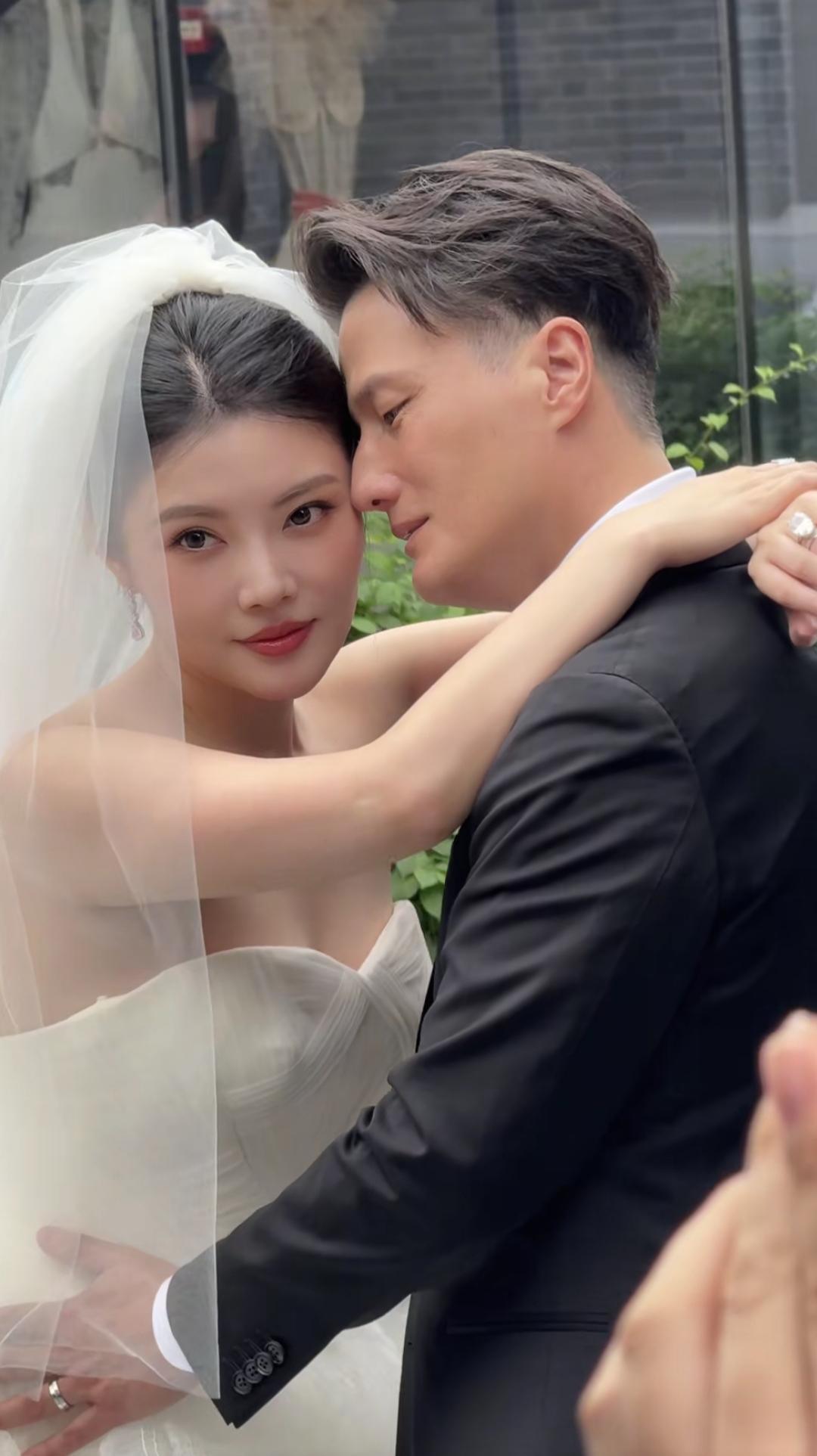 “椰树女神”徐冬冬
和尹子维结婚了，
徐冬冬和尹子维这段婚姻，
可以说真的不容易