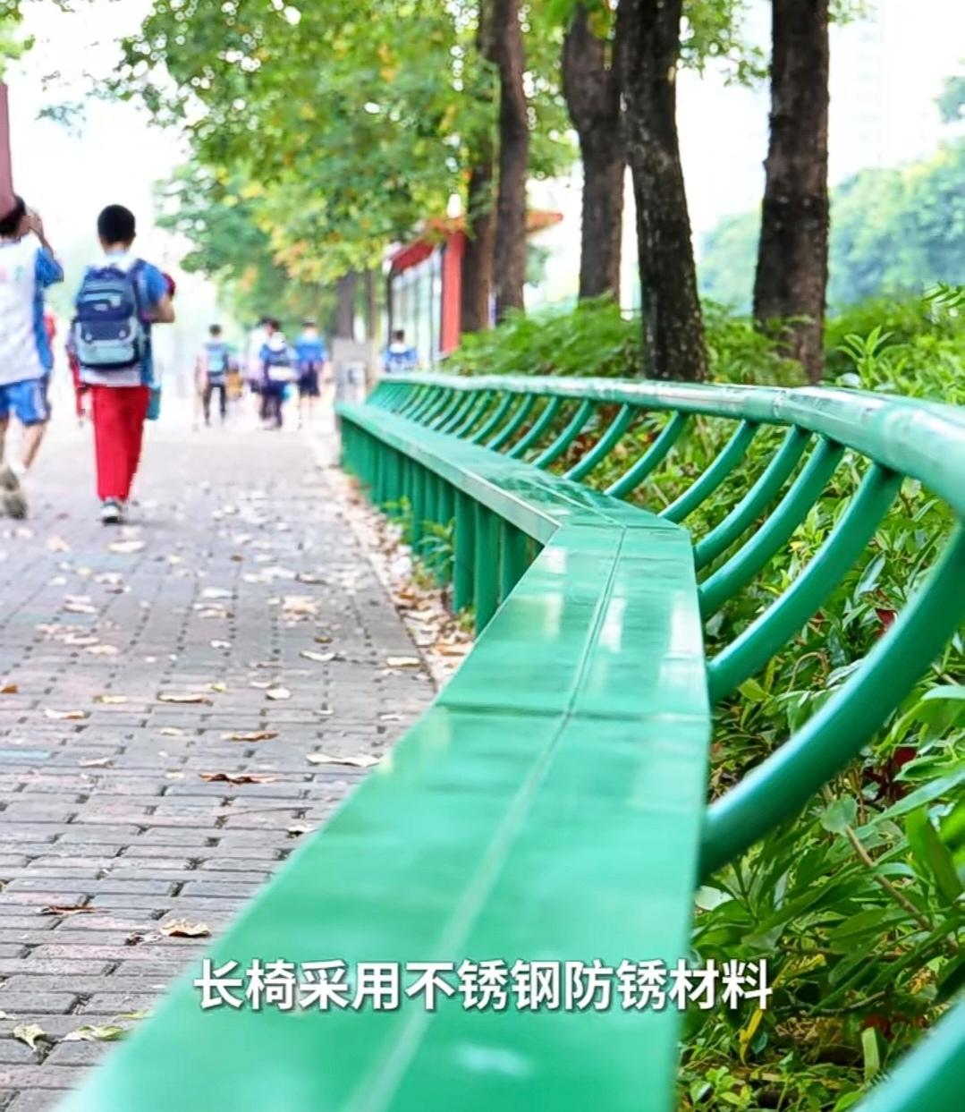 清远积极向北京学习！北京一所小学门口“一根杆 ”长椅走红，网友们纷纷呼吁“全国推