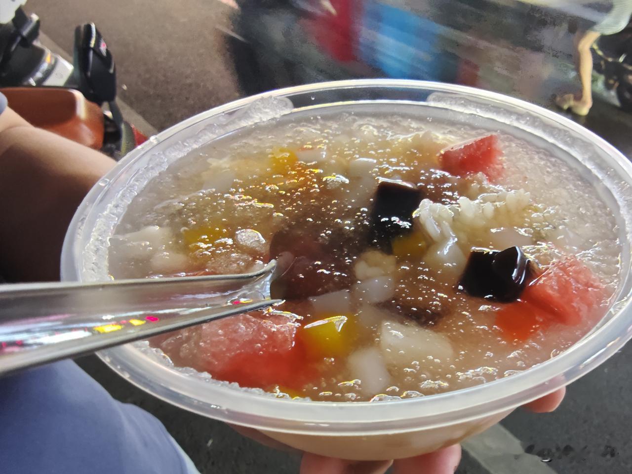 福州师大新学生街夜市旁的迎安路，沿街一字排开五家冰饭：芋见冰饭、千岁冰饭、冰冰芋