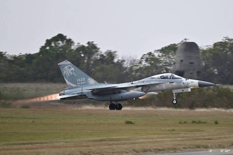 IDF壽命只到2036年，所以空軍不管是幻象和IDF都已經到必須和美國，協商爭取