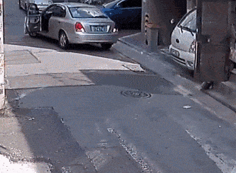 当你发现溜车了
好消息：好心人迅速上车帮忙
坏消息：好心人好像没有驾照……