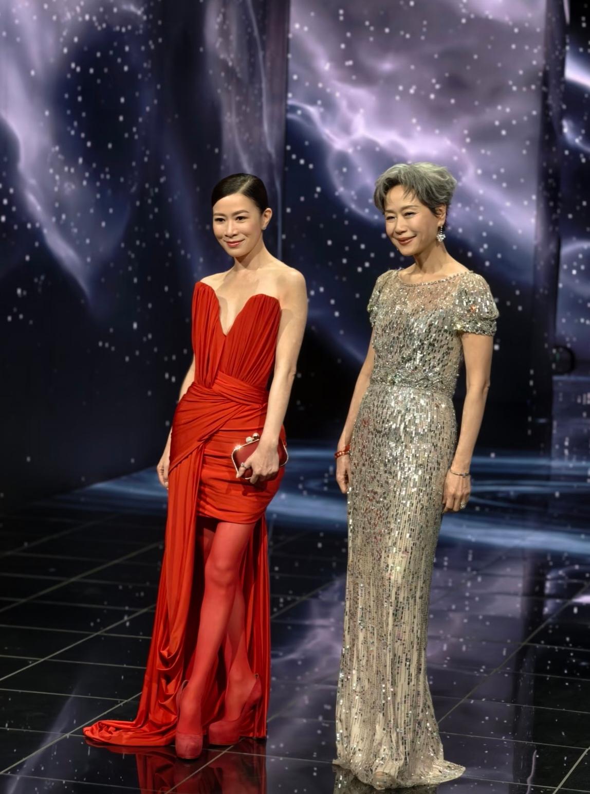 50岁佘诗曼与62岁叶童同台亮相！
佘诗曼红裙配红丝袜，
一身红，
美的明艳热烈