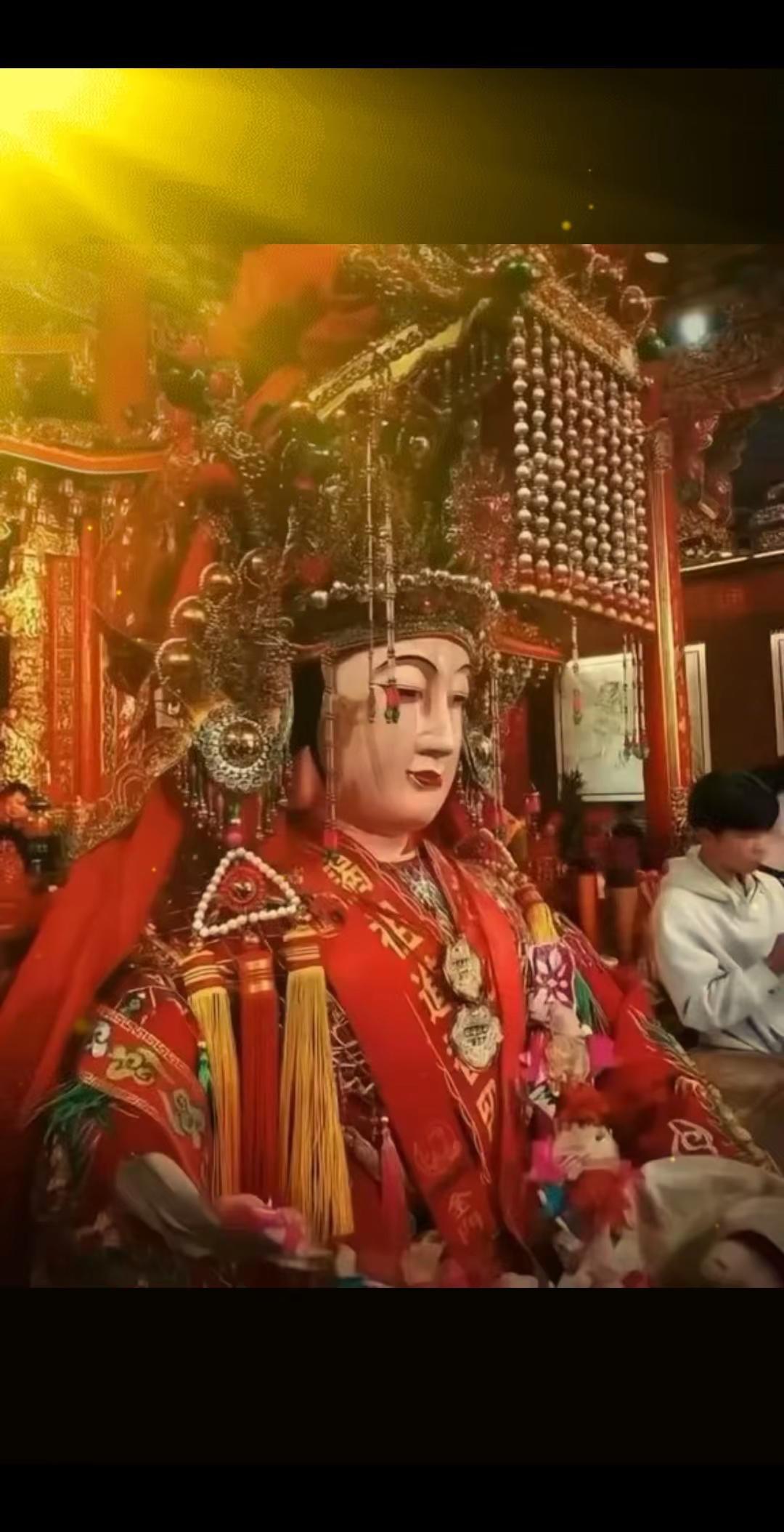 妈祖娘娘原名林默， 生于960年因多次救助海难被尊称 “海上保护神”  名族文化