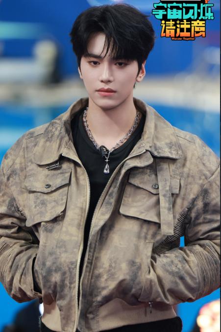 面对王鹤棣的追问，邵子恒嘴上说更喜欢和爆闪团在一起，但是实际上他在繁花团和姐姐们