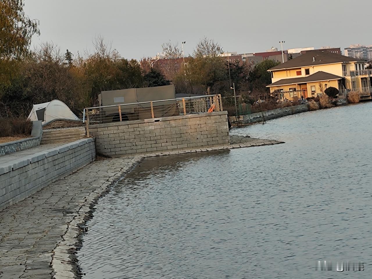 昨晚遛弯，遛到了不远的湖边，发现那几个露营棚仍然在。
前段时间就看到它们，当初以