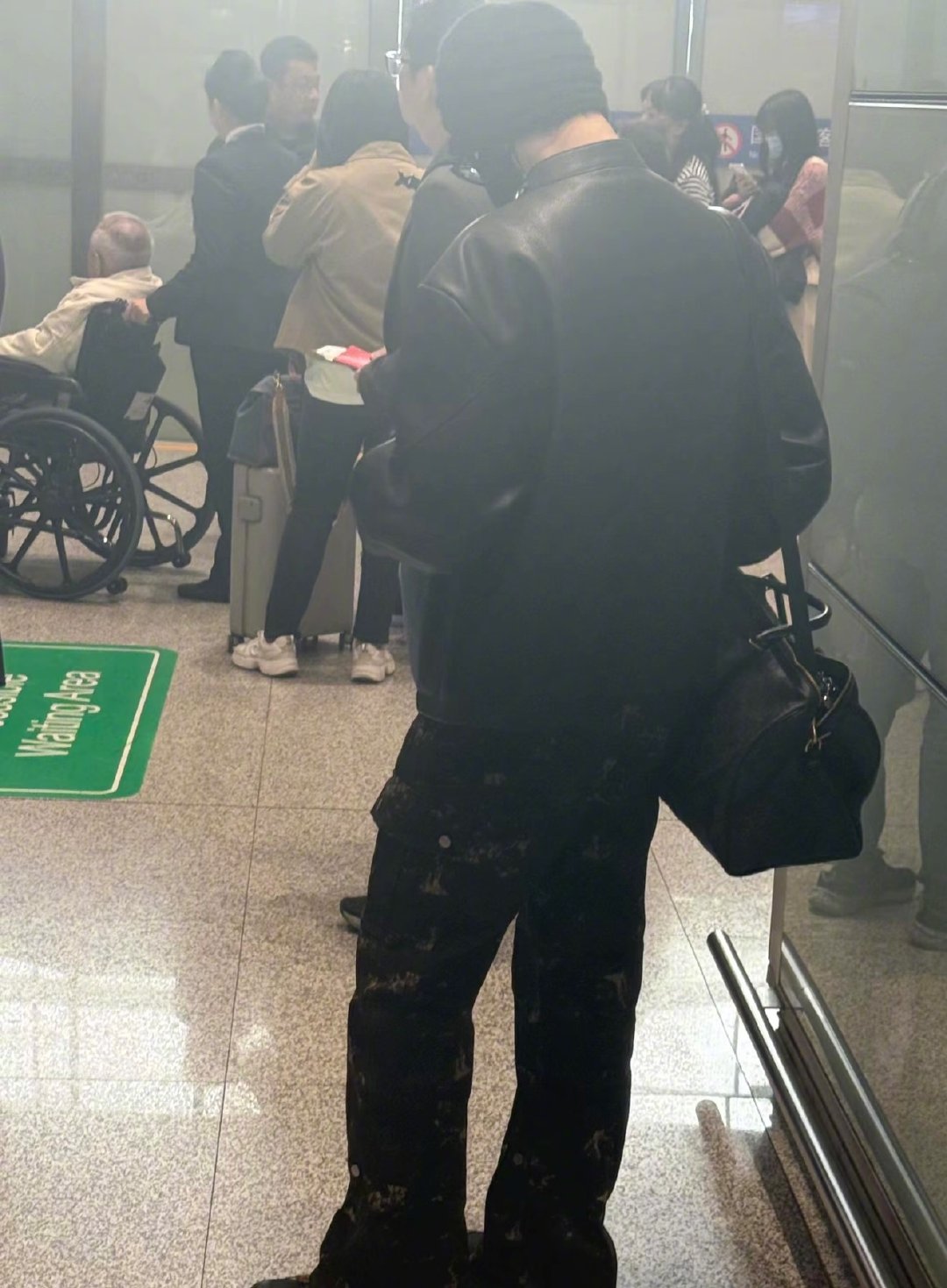 韩国机场偶遇侯明昊侯明昊去韩国了 网友连发偶遇！从国内出发到韩国机场，侯明昊同款