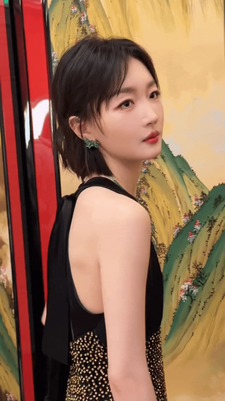 爱美之心人皆有之，周冬雨真的好会穿啊，虽然身材小小的，但很有时尚表现力！