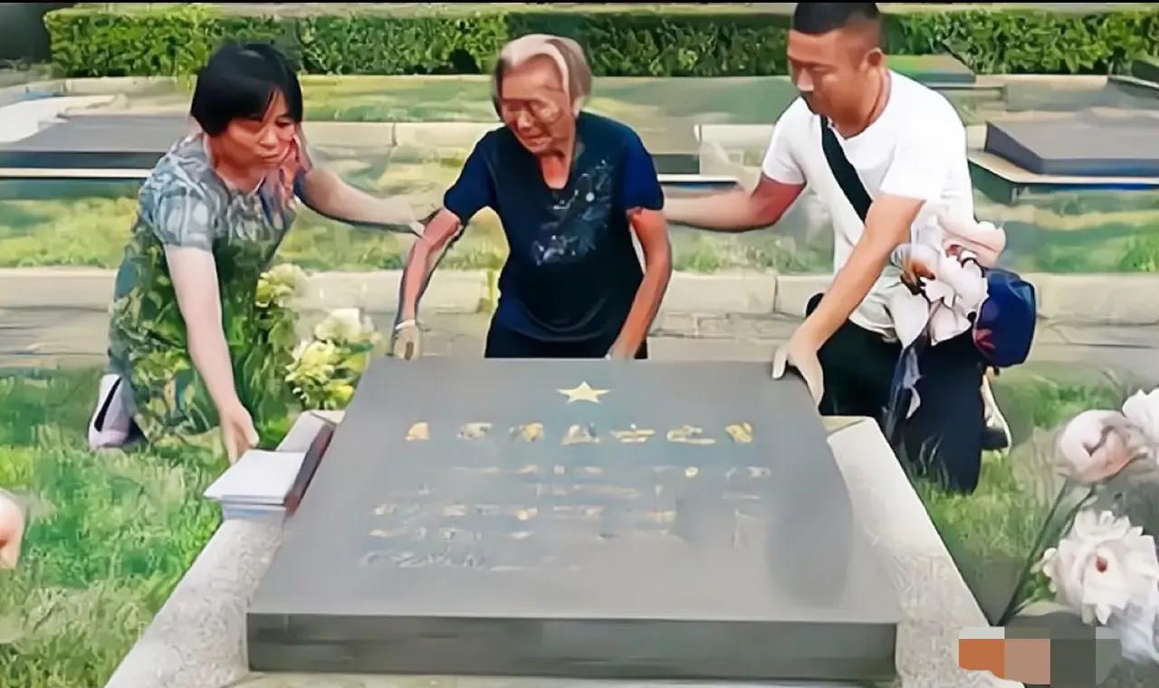 一位73岁的老妇人到烈士陵园给丈夫扫墓，没想到在旁边一块墓碑上，竟看到了自己的名