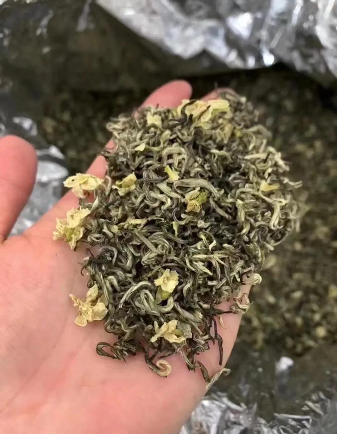 秋天的雨，
细腻而缠绵，
它洗净了尘世的喧嚣，
带来了内心的宁静与平和。