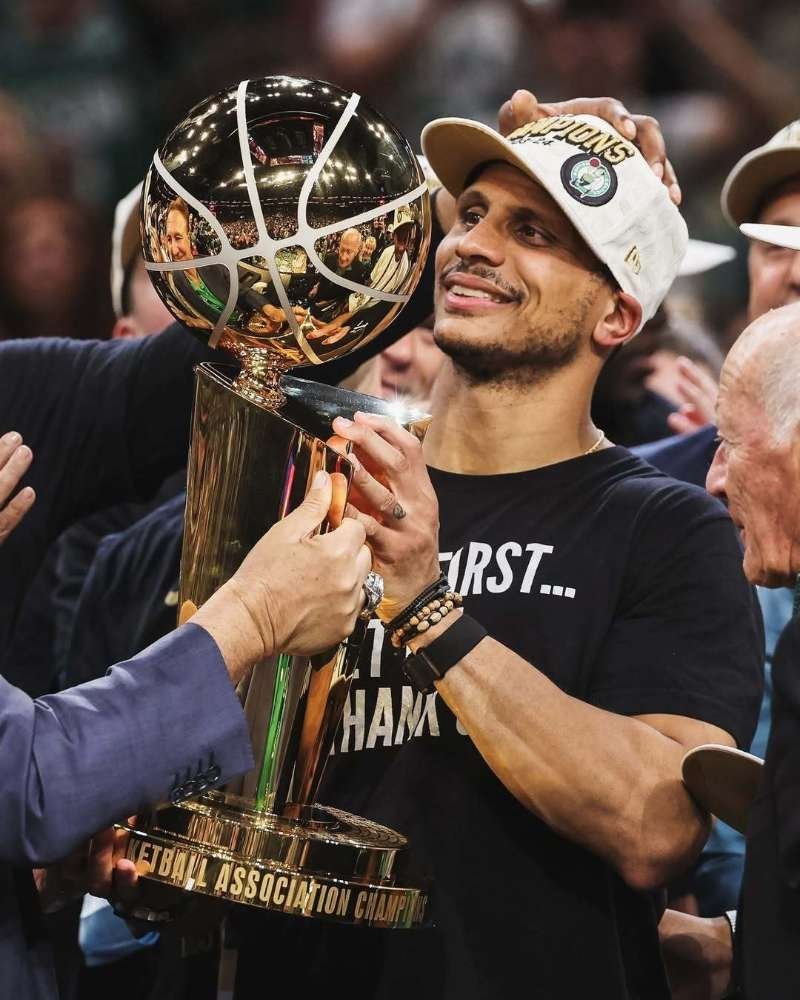 据统计，马祖拉执教凯尔特人的4个赛季都取得了55+胜，执教战绩237胜90负，胜