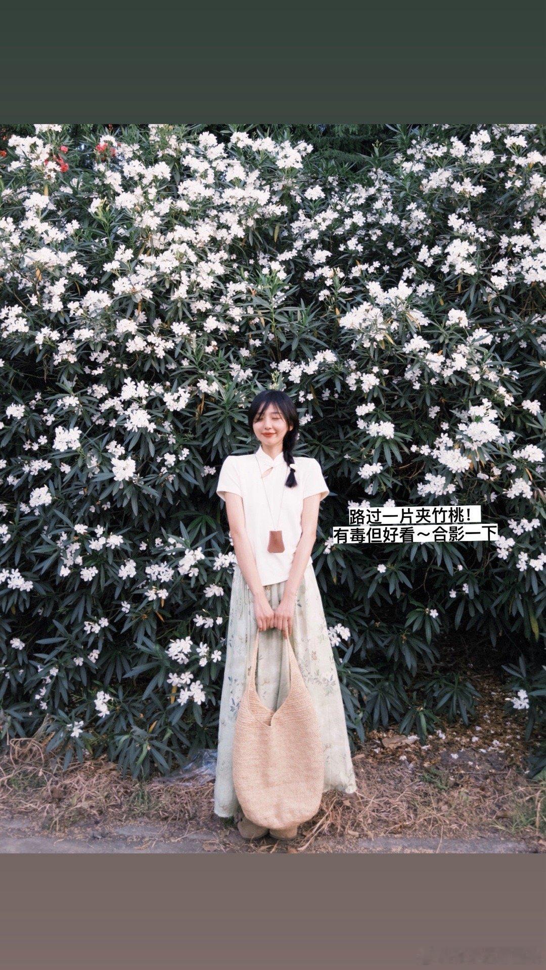 路过美丽花花所以拍个照喽～ ​​​