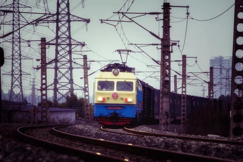 “送君送到大路旁，知心的话儿说不完”，这歌词一下就把送别时的深情给唱出来了。就像