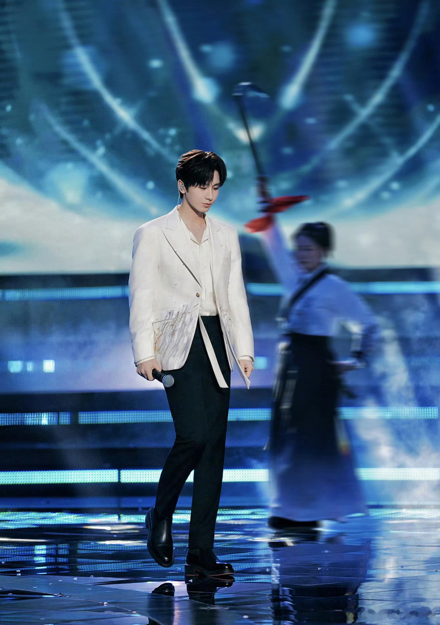 X成毅长安二十四计cy成毅谢淮安成毅在演艺道路上不断乘风破浪，挑战自我。从默默无