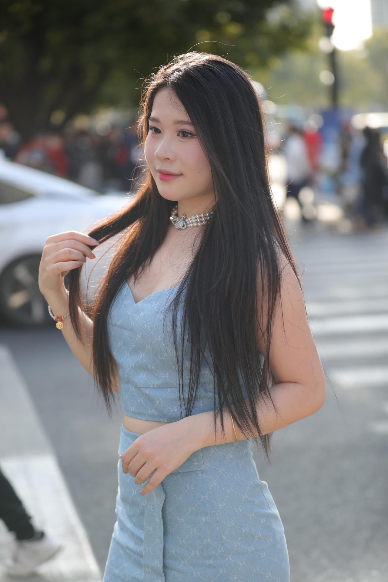 《浅蓝少女》
浅蓝色菱格纹套装清爽又精致，短款设计衬出盈盈一握的腰肢，搭配珍珠项