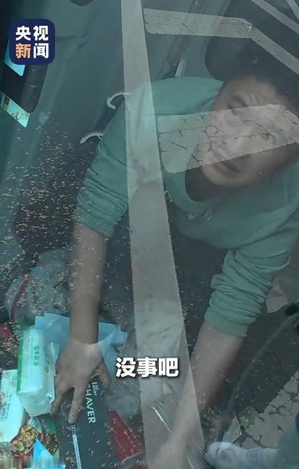 5月8日报道，安徽阜阳高速上，一辆货车突然爆胎侧翻，司机被困。危急时刻，一名摩友