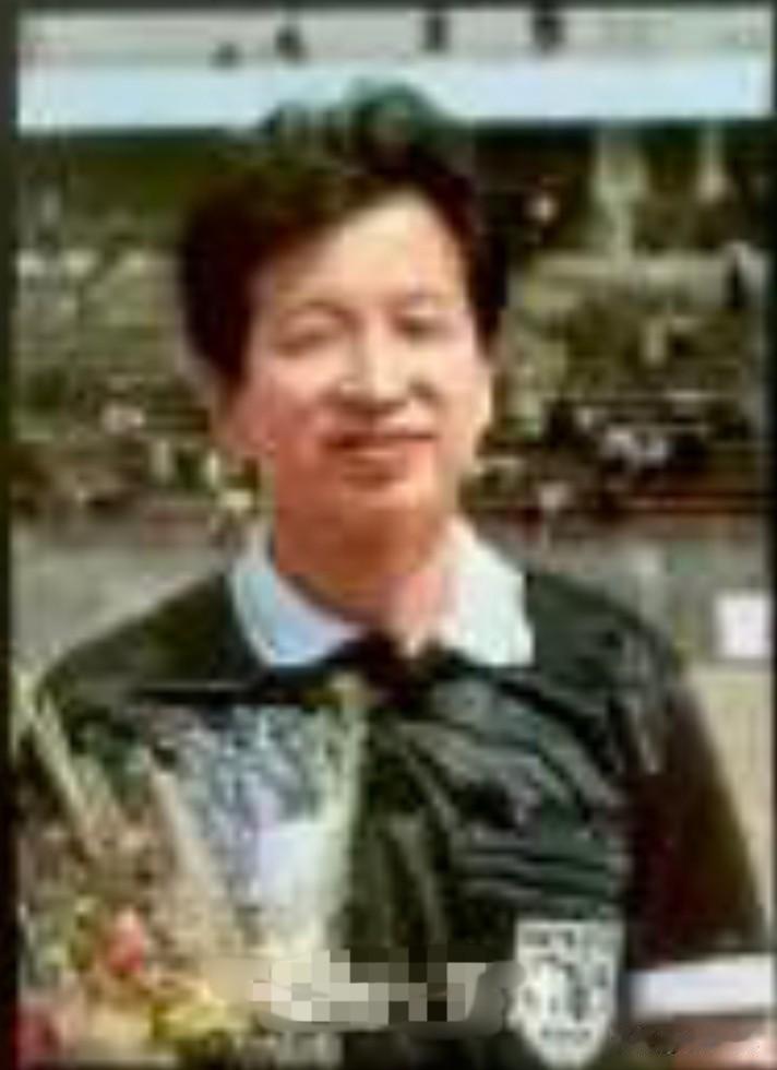 还记得看照片上的这位足球裁判是谁么？他是1955年出生，1986年被国际足联批准