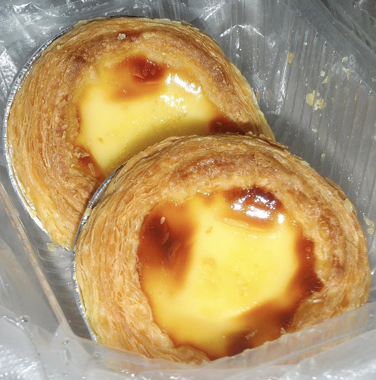 今日份的快乐被这两只刚出炉的蛋挞承包了！
 
金黄的挞皮层层起酥，一碰就掉渣，内