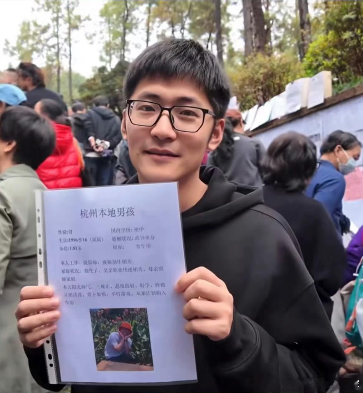 这里虽然没有一句是假话，但仔细来看只有少部分实话，比如离异工作写的摄影师、视频制