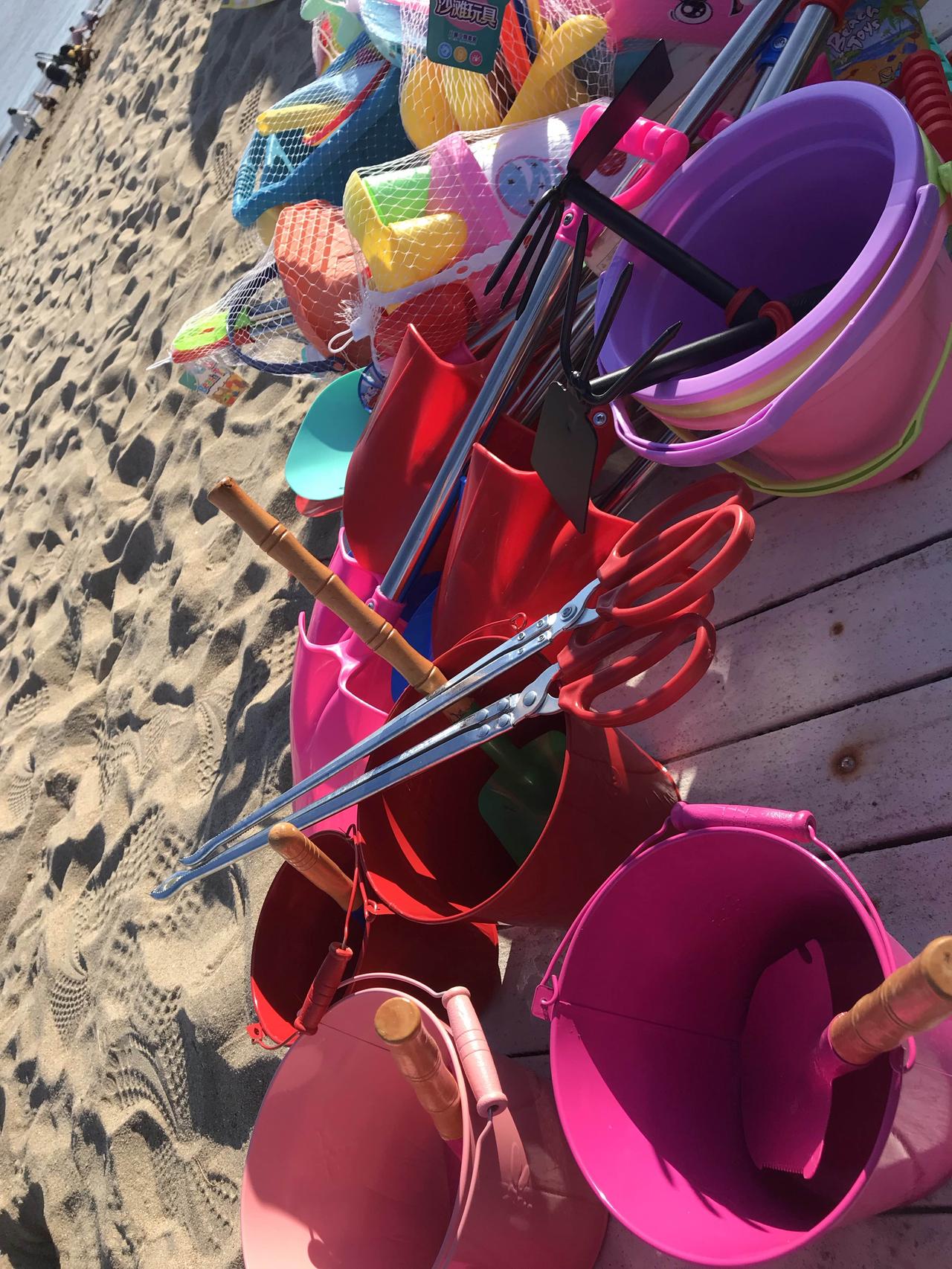🏖️ 「沙滩上的童话工具箱」：每一把小铲子都藏着一个未完工的城堡，每只空桶都盛