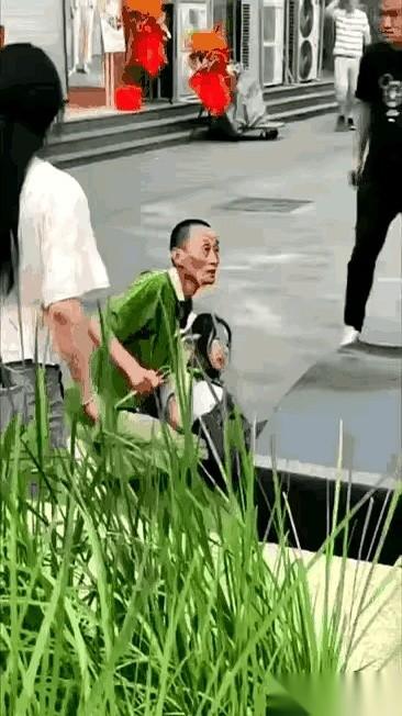 一声闷响，金属和皮肉撞在了一起。
刚刚还嚣张到不行的人，像一截断了线的木偶，直挺