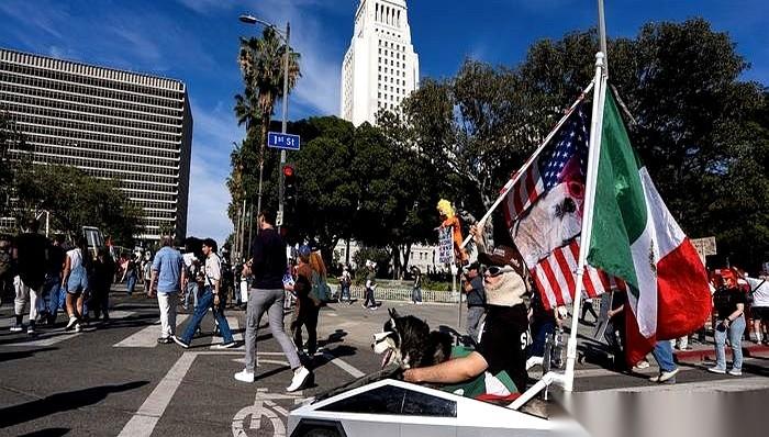 洛杉矶，一千多人把联邦大楼给围了。
起初，大家只是举着牌子，喊着口号，抗议对伊朗