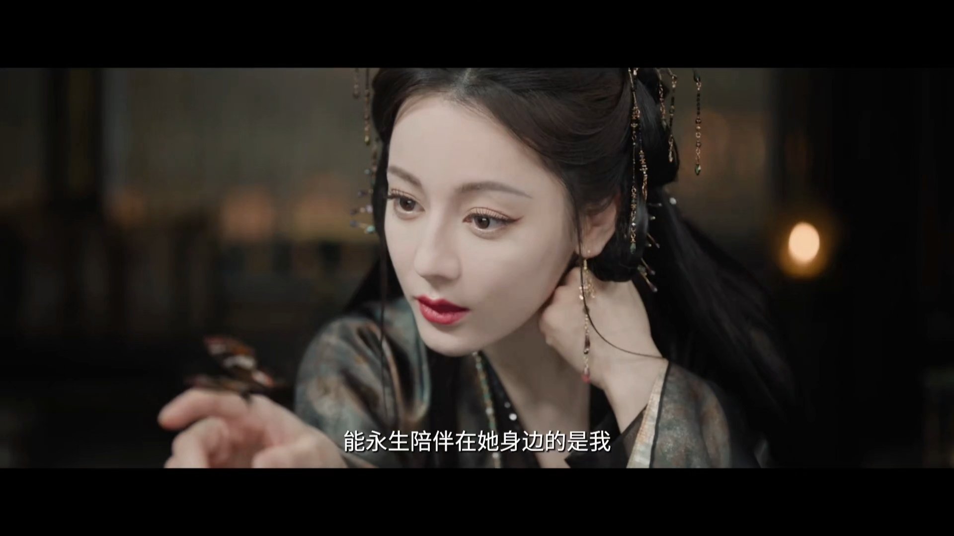 迪丽热巴白日提灯好美 天呐《白日提灯》今日官宣定档3月28日，发布定档版预告看到