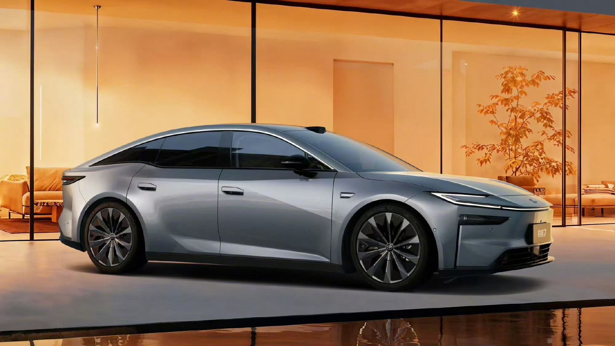 左有日产天籁打破燃油车车机流畅度的刻板印象，右有丰田铂智全面拥抱鸿蒙座舱！在20