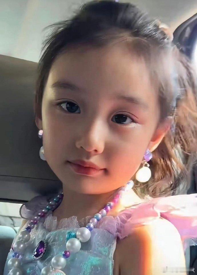 小糯米和杨幂真的太像了，尤其是对比杨幂小时候的照片，几乎就是一个模子刻出来的。不
