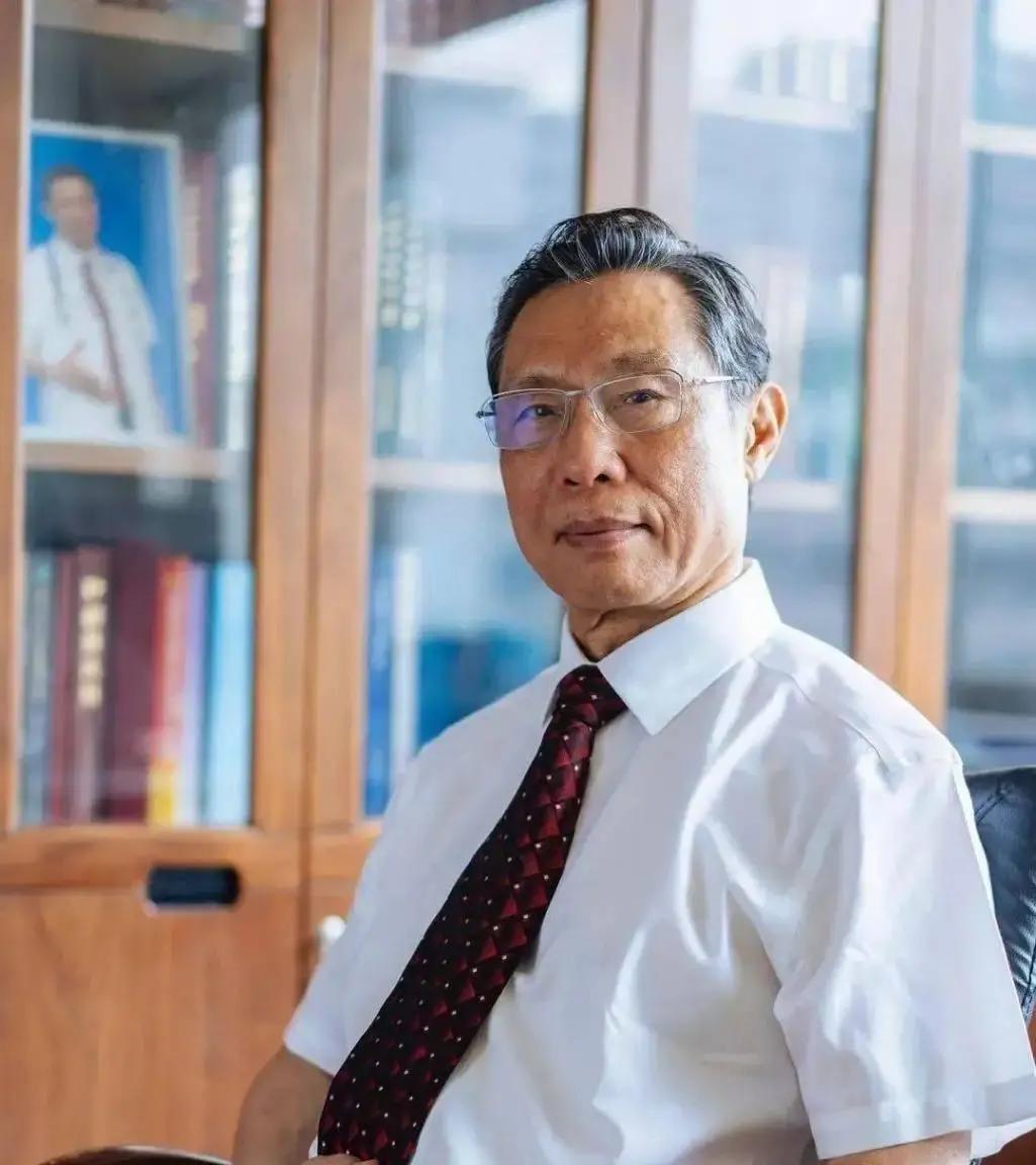 钟南山院士说：长寿的人有三个标志：
 
一位八十三岁的老人，每天清晨出门走四十分