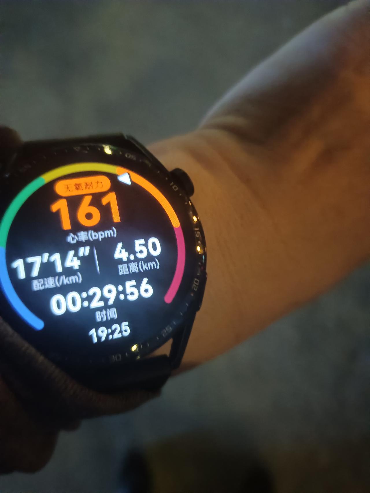 今天第三天，4.5公里。五六年没跑不了。累！腿酸疼。四十多岁的中年老男人，试着跑