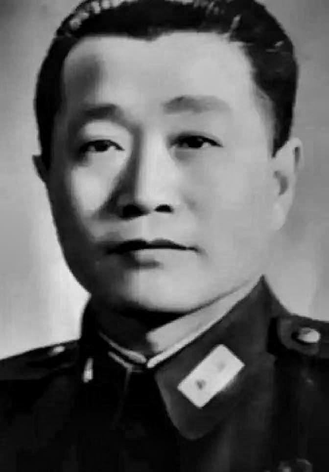 1927年，周恩来被捕，谁料，审讯他的人，竟是他的学生鲍靖中，他凑近周恩来，轻声