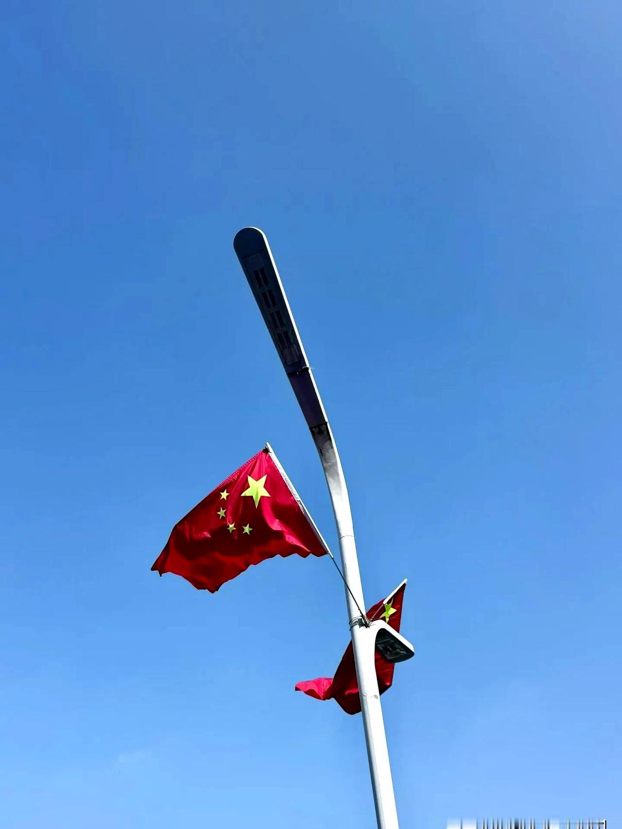 国庆一到，朋友家刚去上海上大学不到月的儿子，军训一结束就没打招呼买晚班机票飞回家