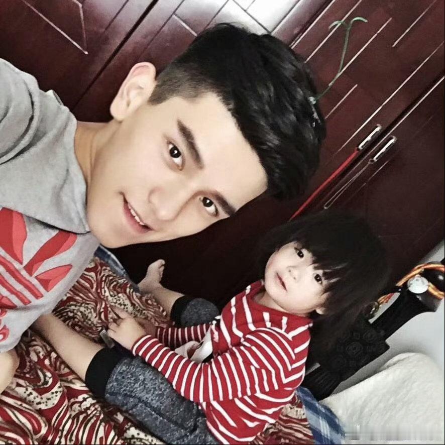 最暖心的舅舅莫过于姚弛，陪伴侄女侄子（米乐米宝）长大，跳舞、出游、演出、认真珍藏