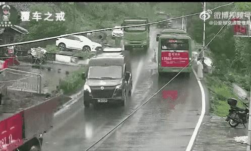 希望人没事吧
太多这种事情了
过马路要小心呀