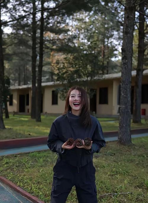 2026年初，国民女神高圆圆现身海南吊罗山，以镜头记录下这片原始热带雨林的绝美风