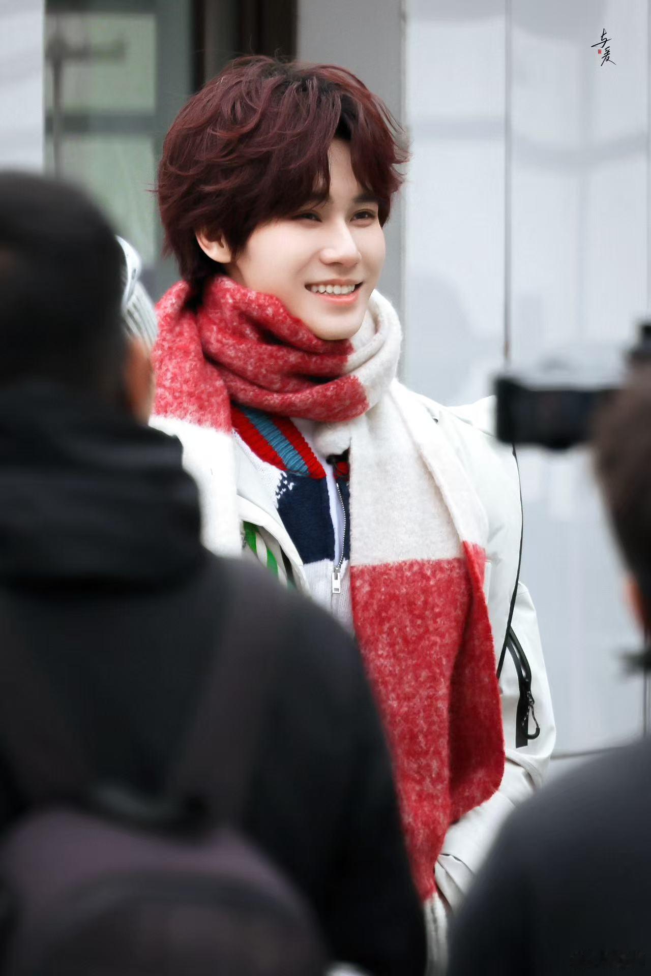 张真源卷毛红发  红发小卷毛，太适合真源了！他的每个发丝都充满了灵动和个性，真的